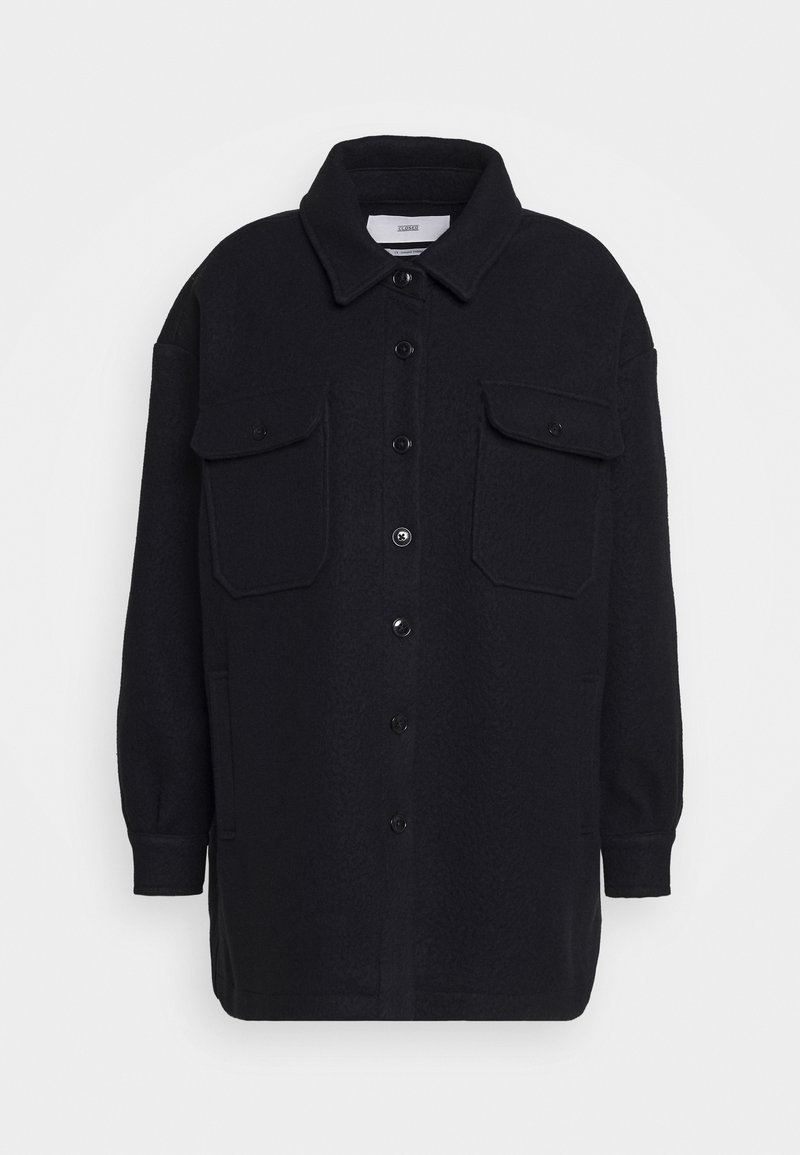 Veste oversize noire à boutons avec col, manches longues et deux grandes poches à rabat sur la poitrine.
