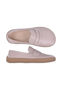Mocassins en cuir rose clair à enfiler avec semelles en caoutchouc marron, bout légèrement arrondi et détail d'une bride penny sur le dessus.