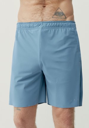 Himmelblaue Badeshorts aus glattem Stoff, mit einem elastischen Taillenbund und kleinen Seitenschlitzen für Bewegungsfreiheit.