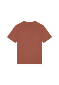 T-shirt à manches courtes couleur rouille en tissu lisse et doux. Il dispose d'un col rond et d'une coupe décontractée, sans motif ni détail de design.