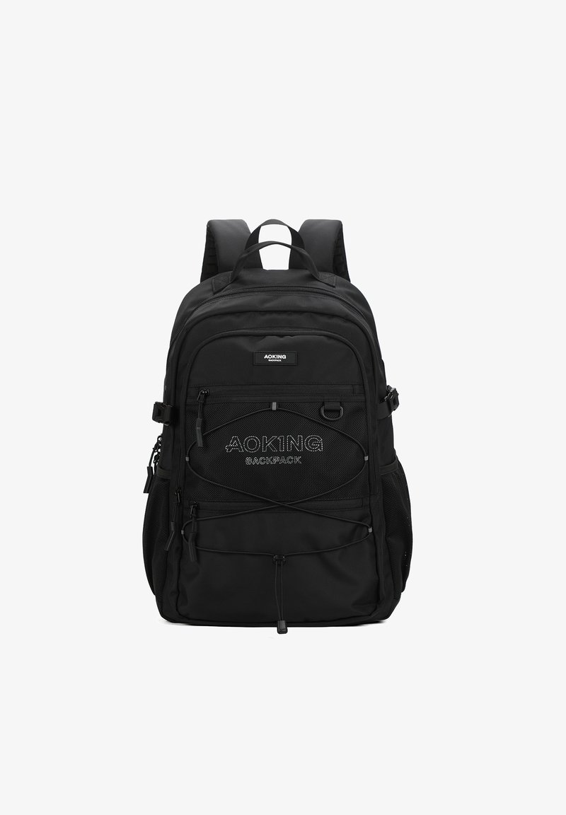 Zaino nero realizzato in tessuto resistente, con numerosi scomparti con zip, corda bungee frontale e spallacci imbottiti e regolabili.