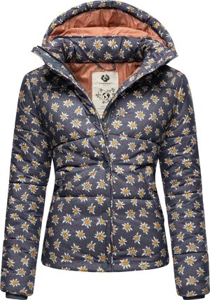 Veste matelassée florale avec un fond bleu marine, ornée de marguerites blanches et jaunes, avec une doublure rose contrastante, des fermetures à boutons et une capuche.