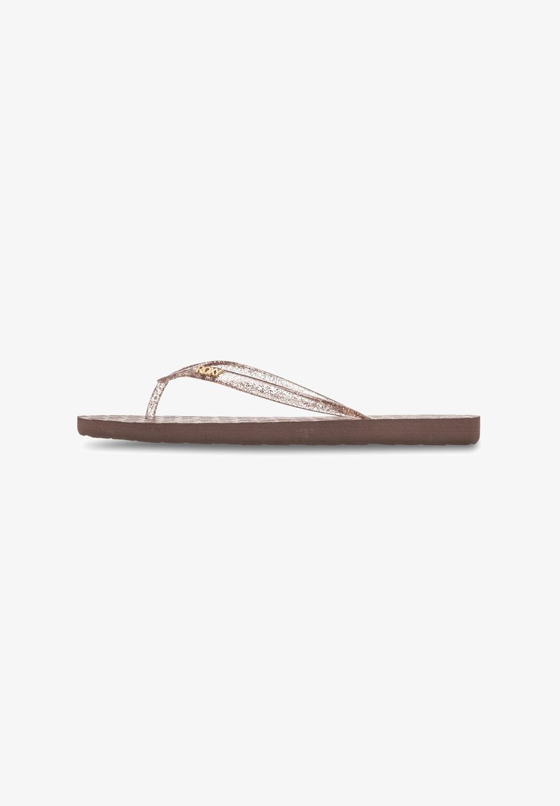 Tongs marron avec des straps scintillants en or rose, présentant un logo en relief, une semelle plate et une semelle intérieure texturée pour une meilleure adhérence.