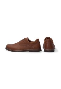 Bruine leren schoenen met een gladde textuur, vetersluiting en witte stiksels. Rond neusstuk en platte rubberen zool. Voor- en zijaanzichten.