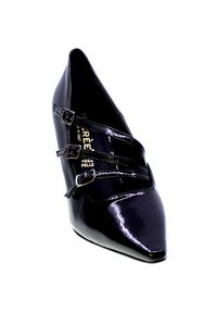 Décolleté in vernice nera con punta affusolata, caratterizzato da tre cinturini incrociati e fibbie regolabili. Texture liscia e design elegante.