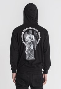 Sudadera negra con capucha que presenta una gran impresión en blanco y negro de una estatua de ángel en la parte posterior, con texto en blanco que rodea la imagen. Tejido suave.