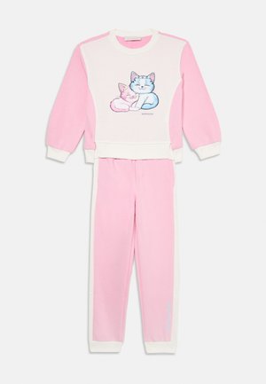 Conjunto de sudadera rosa y pantalones a juego. La sudadera tiene mangas blancas y un gráfico de un gato. Los pantalones presentan una franja lateral blanca y un logo. Fabricado en tela suave.