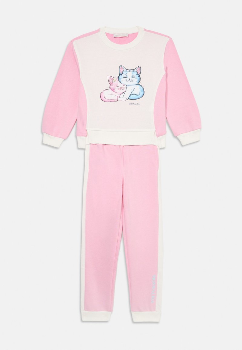 Rosa Sweatshirt und passende Jogginghose. Das Sweatshirt hat weiße Ärmel und ein Katzenmotiv. Die Hose hat einen weißen Seitenstreifen und ein Logo. Weicher Stoff.