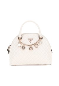 Sac à main blanc matelassé avec un sommet arrondi, deux poignées et des pendentifs décoratifs, incluant un cadenas et diverses formes, avec des finitions en métal doré.