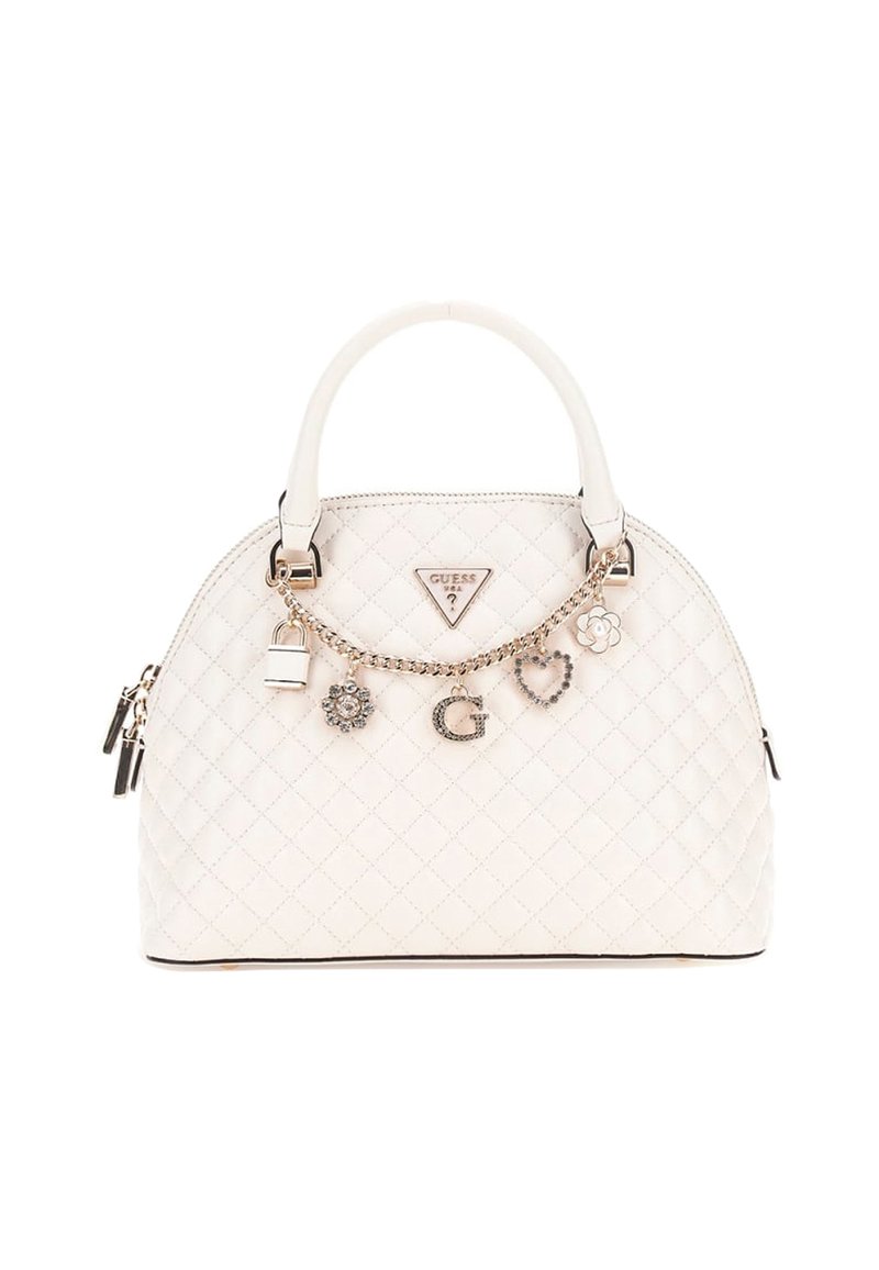 Sac à main blanc matelassé avec un sommet arrondi, deux poignées et des pendentifs décoratifs, incluant un cadenas et diverses formes, avec des finitions en métal doré.