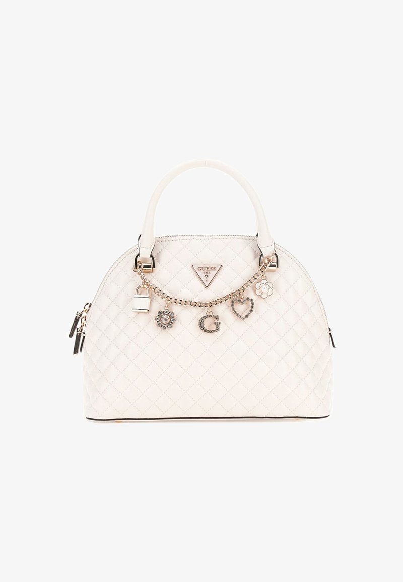 Hvid quilted håndtaske med afrundet top, dobbelte håndtag og dekorative charms, herunder en hængelås og forskellige former, med guldfarvet hardware.