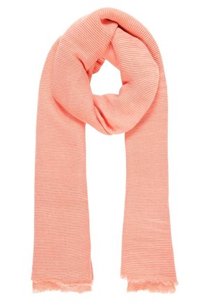 Lang ribstrikket tørklæde i blød koralrosa, løst foldet med frynser i begge ender.