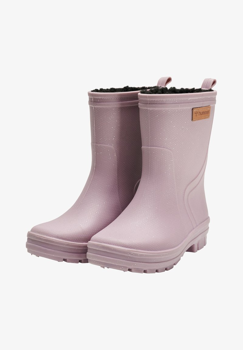 Paire de bottes en caoutchouc imperméables violet clair avec doublure en polaire noire et languettes, semelles texturées et petit patch logo sur le côté.