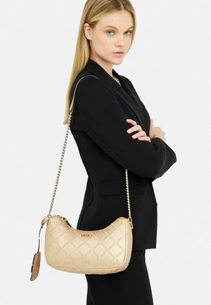 Borsa a spalla in similpelle dorata con forma curvilinea, design trapuntato, tracolla a catena e dettagli con marchio. Presenta una texture liscia.