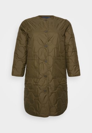 Olīvu zaļa quilted jaka ar apaļu kakla izgriezumu, pogu aizdari, divām priekšējām kabatām un trīs ceturtdaļu piedurknēm. Gluda tekstūra un minimālisma dizains.