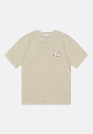Beige T-shirt met korte mouwen, ronde hals en kleine rechthoekige Calvin Klein Jeans-logo op de linkerborst.