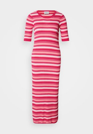 Μάξι φόρεμα από πλεκτό ύφασμα με ριμπ υφή και κοντά μανίκια, με οριζόντιες ροζ, κόκκινες και λευκές ρίγες. Στρογγυλεμένος λαιμός και εφαρμοστή σιλουέτα.