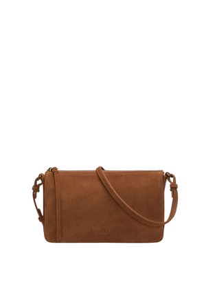 Borsa a tracolla in camoscio marrone con tracolla regolabile e chiusura con zip, forma rettangolare, design minimalista.