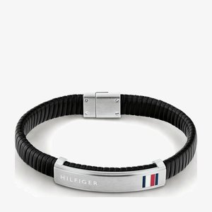 Pulseira de couro preto com faixas texturizadas e um fecho de metal prateado. Apresenta uma placa com o logótipo "HILFIGER" e acentos em vermelho, branco e azul.