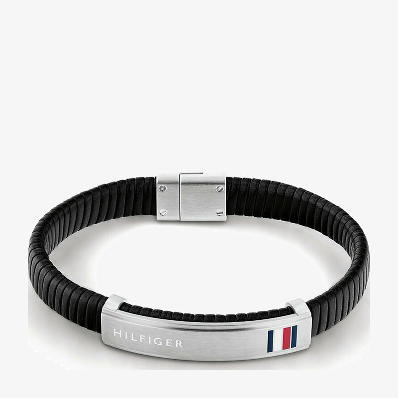 Zwarte leren armband met gestructureerde banden en een zilveren metalen sluiting. Bevat een logo plaat met "HILFIGER" en rood, wit, en blauw accenten.