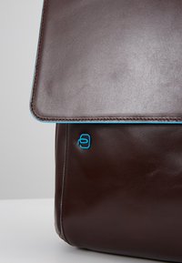 Piquadro BRIEFCASE WITH FLAP - Sac ordinateur - moro