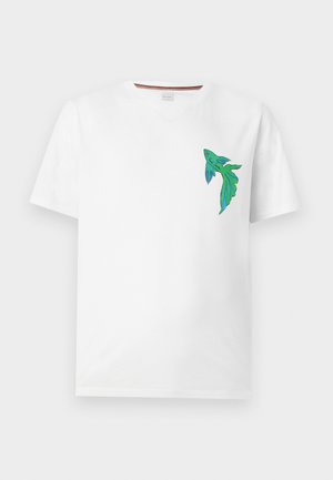 Λευκό T-shirt με κοντά μανίκια και μικρό πράσινο και μπλε αφηρημένο γραφικό πουλιού στο αριστερό στήθος.