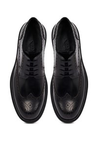 Zwarte leren derby schoenen met een gepolijste afwerking, geperforeerde brogue-details, zes veterogen en een vlakke zool.