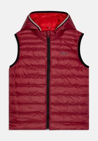 Czerwona kamizelka puchowa bez rękawów z poziomym pikowaniem, czarną lamówką, wysokim kołnierzem i zamkiem błyskawicznym z przodu. Wnętrze wyłożone kontrastową czerwoną podszewką.