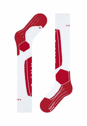 Kniestrümpfe in Weiß mit roten Akzenten. Sie sind mit einem Fußballmuster, hexagonalen Mustern und einer gerippten Textur am oberen Rand ausgestattet.