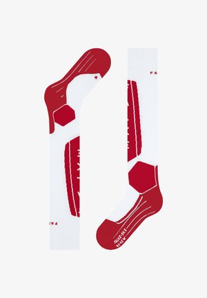 Kniestrümpfe in Weiß mit roten Akzenten. Sie sind mit einem Fußballmuster, hexagonalen Mustern und einer gerippten Textur am oberen Rand ausgestattet.