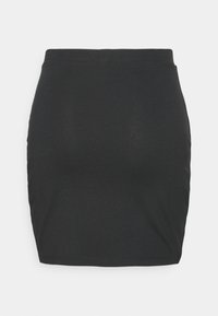 Saia mini preta, justa ao corpo, feita de tecido elástico. Apresenta uma textura suave, faixa elástica na cintura e um design simples sem embellimentos.