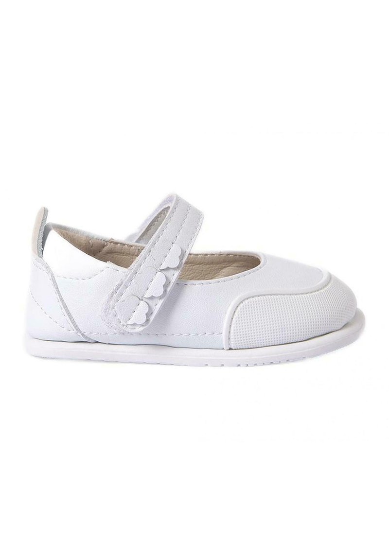 Ballerine in pelle bianca con punta arrotondata, cinturino regolabile, copertura della punta testurizzata e decorazioni con motivi ondulati. Fodera interna liscia.