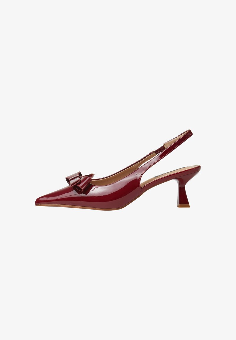 Pompa slingback in vernice rossa con punta appuntita e un fiocco decorativo sulla parte anteriore. Presenta un tacco basso e squadrato.