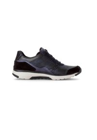 Scarpa sportiva nera realizzata in mesh e suede, con profilo basso, punta arrotondata, collare imbottito e suola in gomma bianca con trazione.