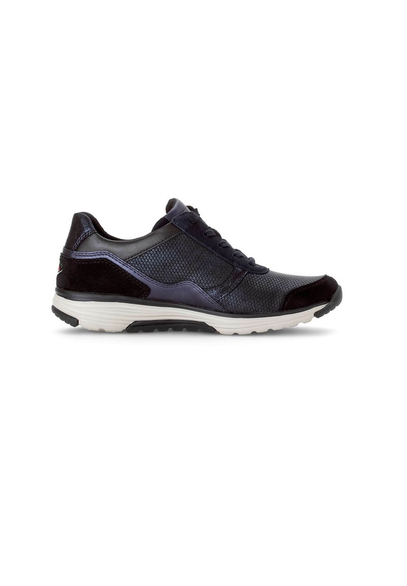 Scarpa sportiva nera realizzata in mesh e suede, con profilo basso, punta arrotondata, collare imbottito e suola in gomma bianca con trazione.