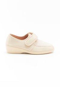 Scarpa in tessuto beige con finitura testurizzata, punta arrotondata e ampio strap in Velcro. Tacco basso e leggermente curvato per comfort e supporto.
