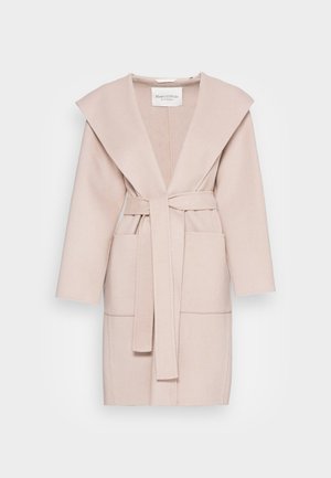 Manteau ceinturé beige clair mi-genou avec large col et deux poches plaquées sur le devant, présenté sur fond blanc.
