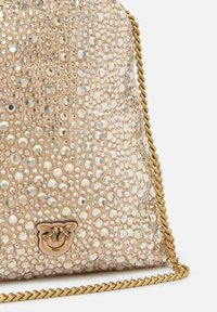 Borsa beige con paillettes e superficie texture, dotata di una tracolla in catena dorata e un accento con logo sul davanti.