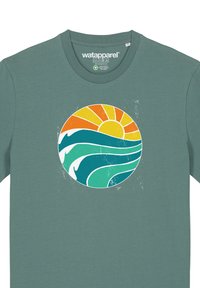 Grünes T-Shirt mit kurzen Ärmeln und einem runden Grafikdesign von einer Sonne und Wellen in Orange, Gelb und Türkis. Hergestellt aus weichem Baumwollmaterial.