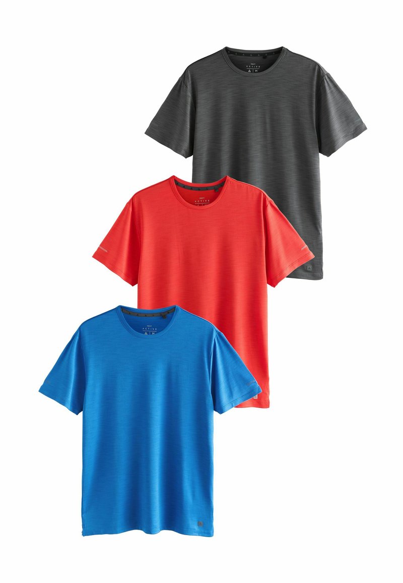 Tre kortærmede t-shirts: sort, rød og blå. Hver har en rund hals, letvægtsstof med en subtil tekstur og en afslappet pasform.