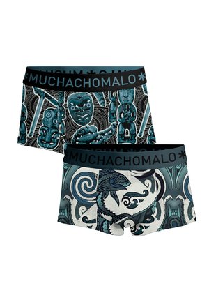 Twee paar boxershorts met donker teal tribale en tiki maskerpattens, met zwarte taillebanden waarop "MUCHACHOMALO" staat.