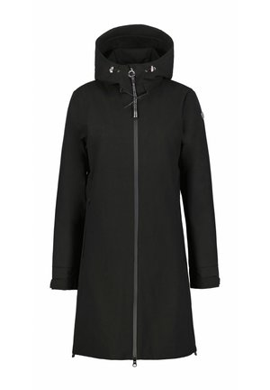 Imperméable noir avec un col haut, fermeture éclair à l'avant et capuche à cordon. Présente des manches longues et des poches latérales. Matériau lisse et imperméable.
