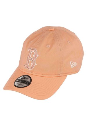 Verstellbare Baseballmütze aus hellpeachfarbenem Baumwollmaterial, mit einem weißen gestickten "B"-Logo auf der Vorderseite und einem schwarzen Markenetikett auf dem Schirm.