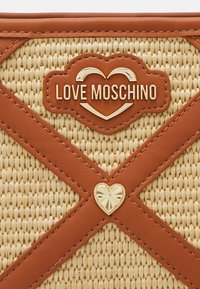 Geweven rieten clutch met tan leren accenten. Voorzien van een gouden "LOVE MOSCHINO" logo en hartdetail. Kruisling patroon met textuurmateriaal.