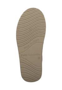 Brązowa gumowa podeszwa z teksturowanym falistym wzorem, z wytłoczonym napisem "Wodoodporny" oraz "EMU Australia". Posiada zaokrąglone krawędzie i płaskie dno.