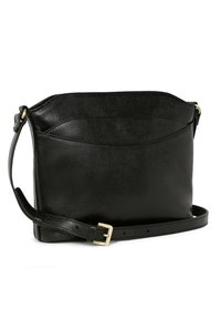 Borsa a tracolla in pelle nera con finitura strutturata, dotata di una fibbia in tonalità oro, cinturino regolabile e design con cucitura superiore curva.