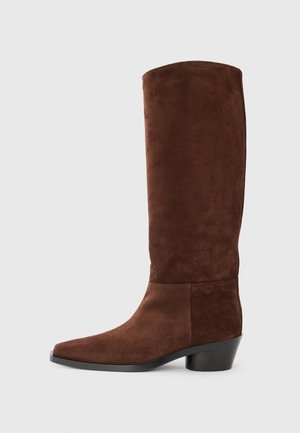 Stivale marrone in suede fino al ginocchio con punta quadrata, superficie texture e tacco a blocco basso. Design semplice senza hardware o accenti visibili.