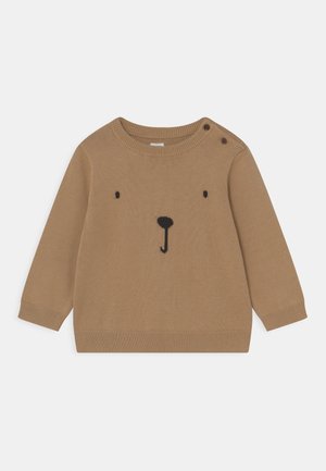 Jasnobrązowy, dziecięcy sweter z długim rękawem, z prostym wzorem twarzy misia i dwoma guzikami na lewym ramieniu.