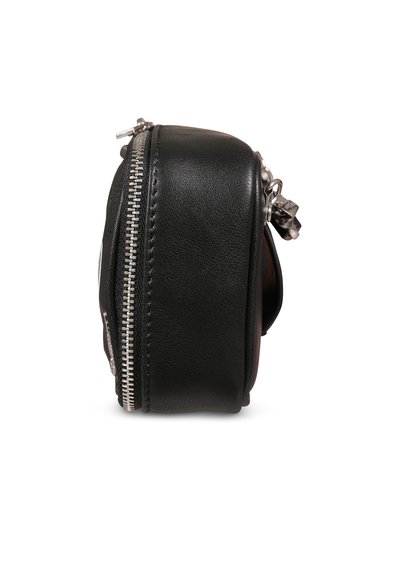 Zwarte leren tas met een rits, slank profiel en afgeronde hoeken. Bevat metalen hardware en zijaccenten, die de compacte vormgeving benadrukken.