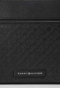 Tommy Hilfiger MONOGRAM MINI MESSENGER - Rankinė per petį - black